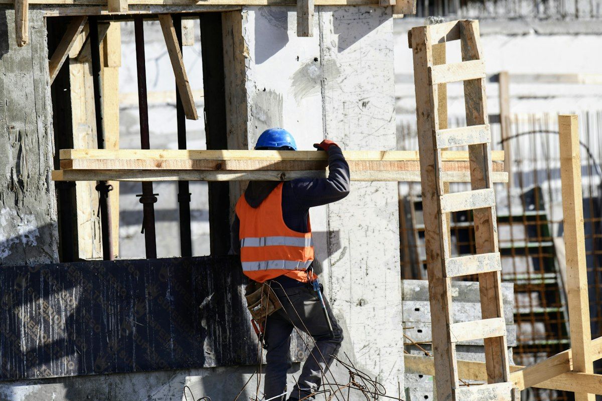 Handwerker bei der Sanierung einer Fassade