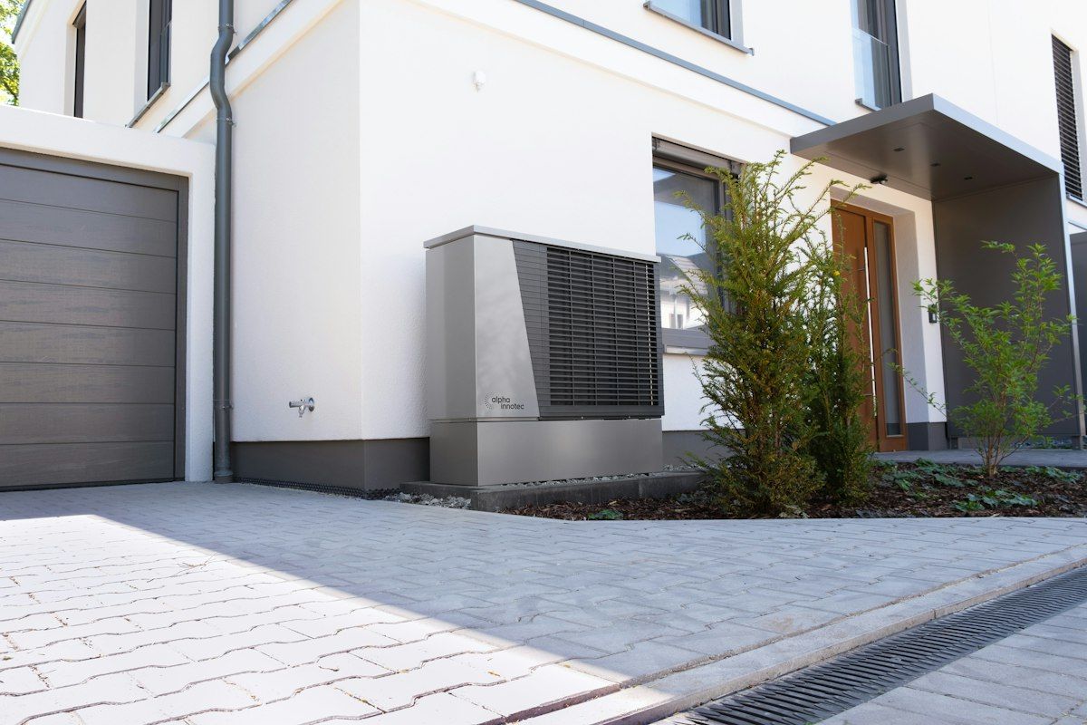 Moderne Wärmepumpe an einem Wohnhaus
