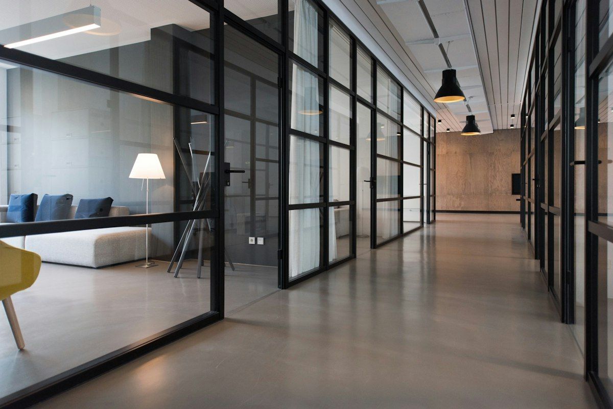 Moderne Büroetage mit Glaswänden
