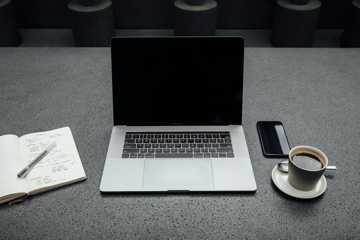 Laptop und Notizbuch auf dem Schreibtisch