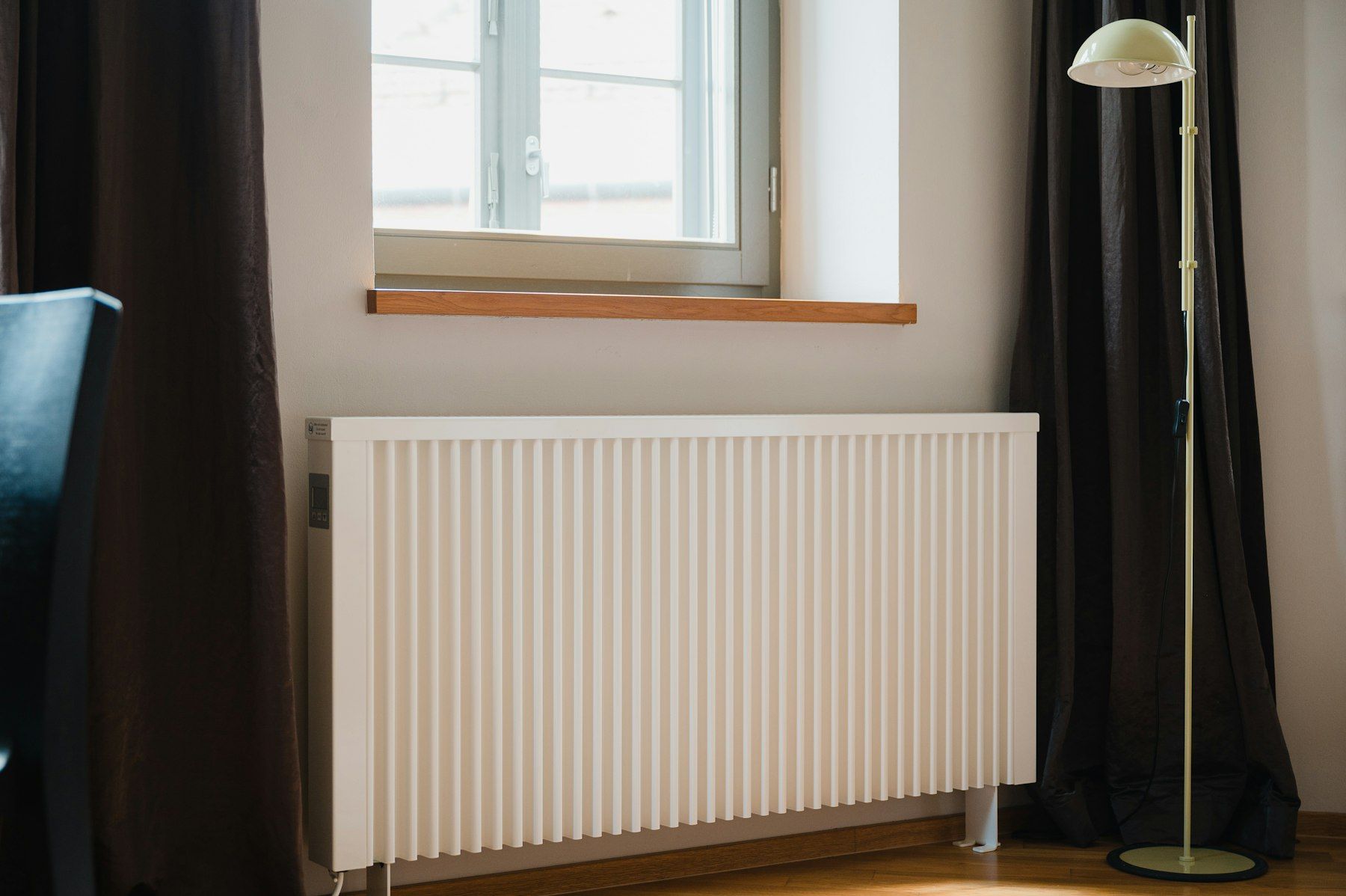 Weißer Heizkörper in einem Wohnraum