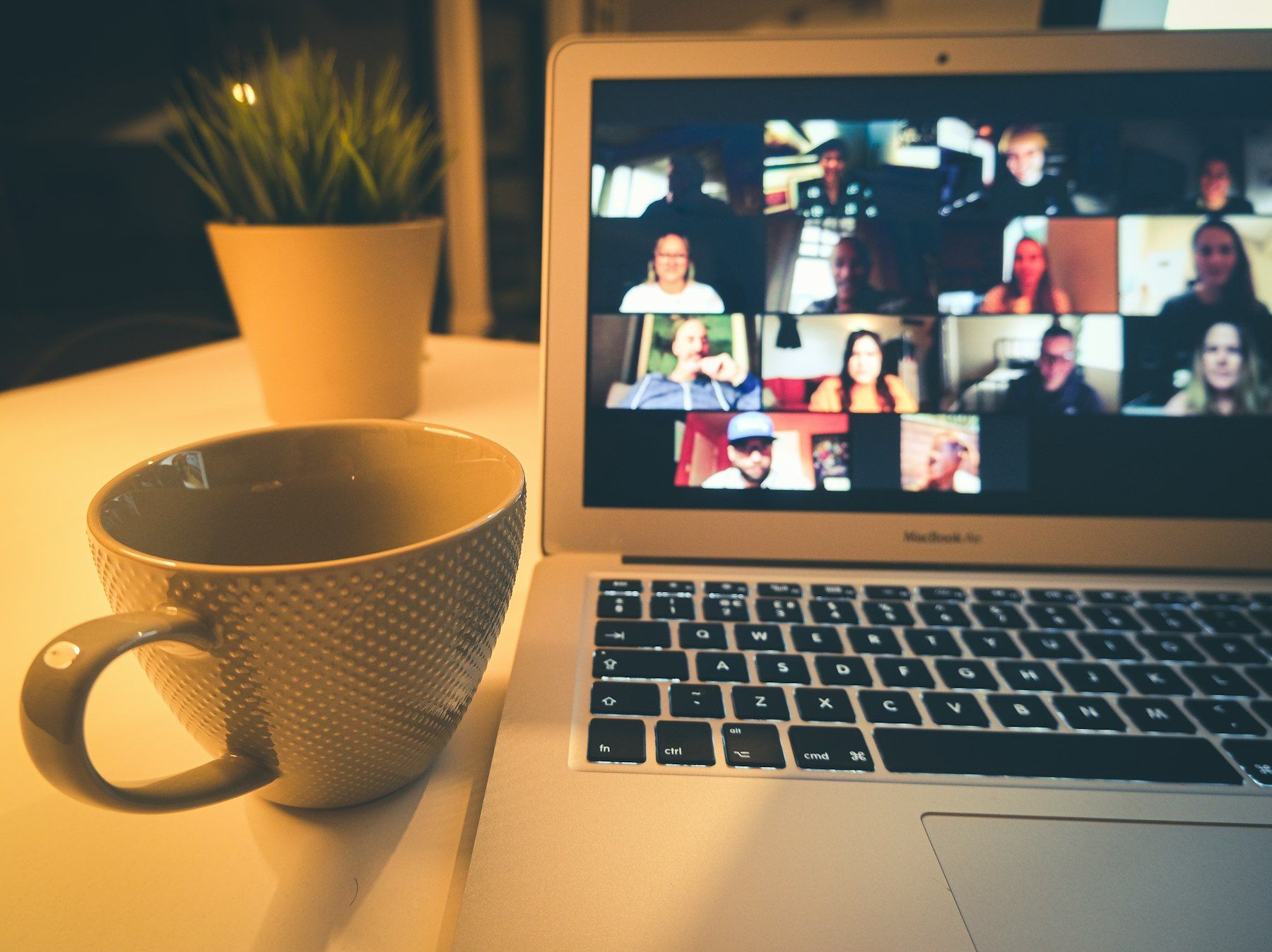 Laptop mit Videokonferenz und Kaffeetasse