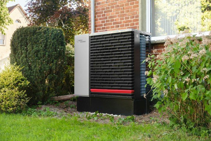Wärmepumpe an einem Wohnhaus